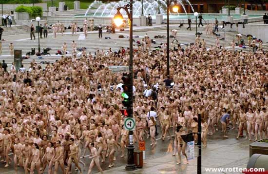 5000 голых на улице