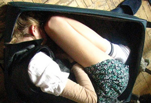 в чемодане необычный багаж – женщина